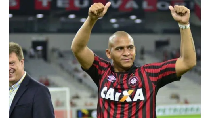 Walter agita as redes sociais do Athletico