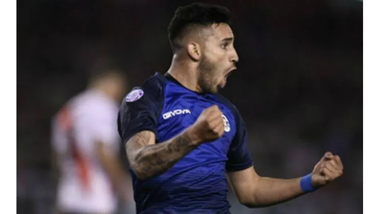Nahuel Bustos é considerado um dos jogadores mais promissores do futebol argentino.
