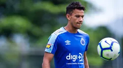 Emocionado, Henrique pede perdão à torcida do Cruzeiro