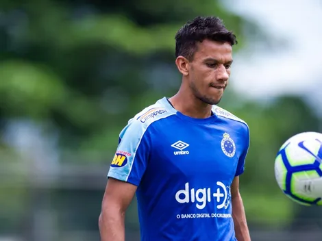 Emocionado, Henrique pede perdão à torcida do Cruzeiro