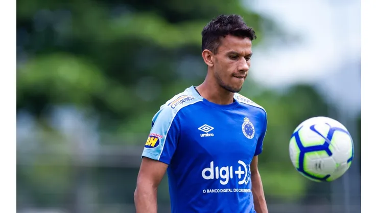 Emocionado, Henrique pede perdão à torcida do Cruzeiro