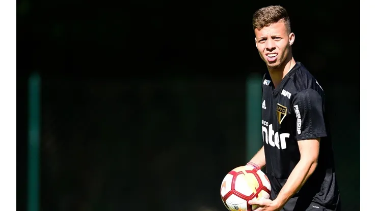 São Paulo monitora possível venda de Lucas Fernandes para gigante europeu