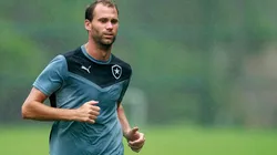 Após saída de Carli, Botafogo entra na disputa por "xerife" do São Paulo