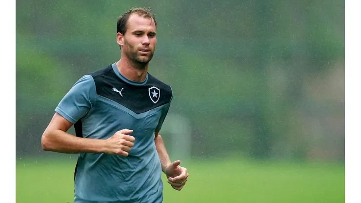 Após saída de Carli, Botafogo entra na disputa por "xerife" do São Paulo
