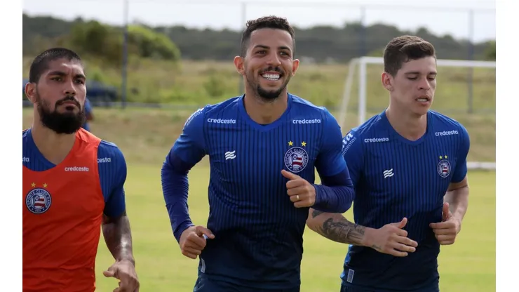 Volante defende possível retorno do futebol em agosto