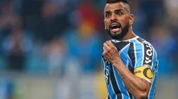 Maicon reclama de mentiras sobre acordo salarial no Grêmio