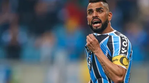 Maicon reclama de mentiras sobre acordo salarial no Grêmio