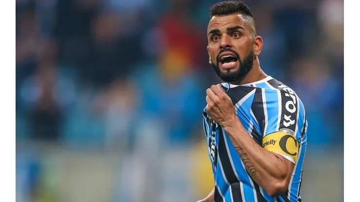 Maicon reclama de mentiras sobre acordo salarial no Grêmio