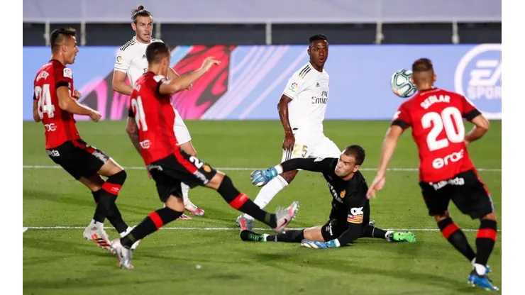 Vinicius Jr é "paparicado" por jornal após atuação de gala pelo Real