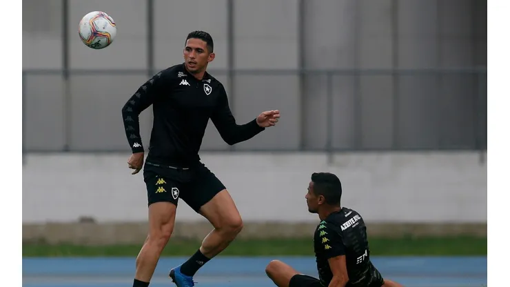 Após Joel Carli, Montenegro aponta próxima saída do Botafogo