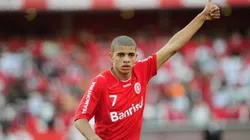 Taison 'ilude' colorados com data de retorno