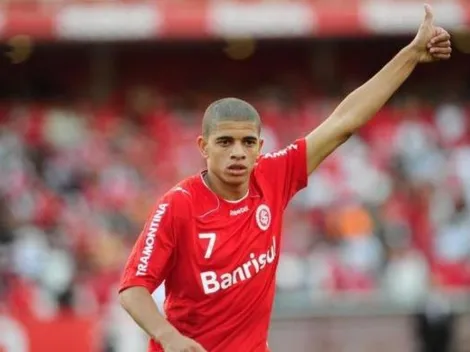 Taison 'ilude' colorados com data de retorno