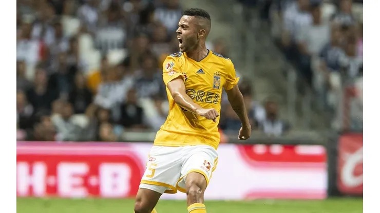 Com Grêmio de olho, futuro de Rafael Carioca é anunciado