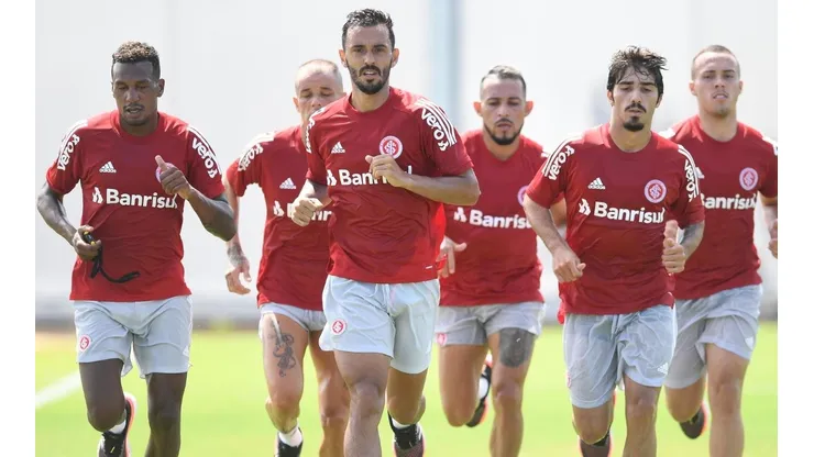 Inter recebe sondagem do futebol árabe por lateral-esquerdo