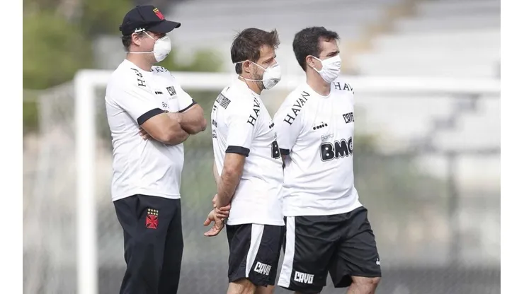 Sem contratações e com saída: o Vasco de Ramon está de volta ao futebol