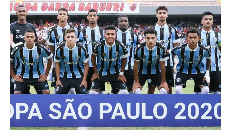 Grêmio renova contrato e promove joia da base: "Muita felicidade"