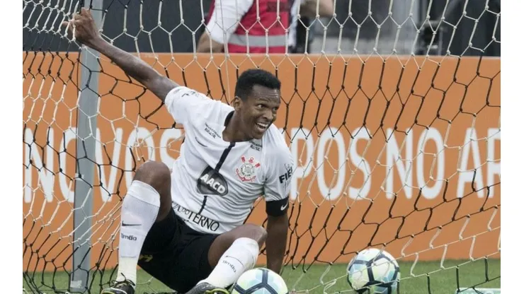 Corinthians anuncia retorno de Jô com salário "compatível"