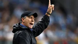 Renato toma a frente e atacante retorna ao Grêmio