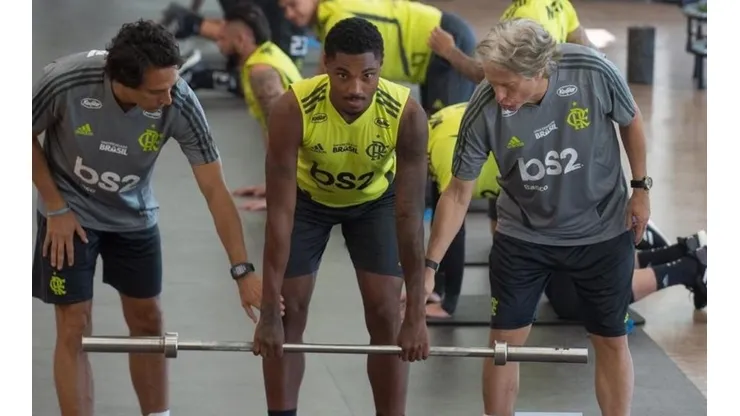 Fla faz proposta para contratar atacante e torcida cogita saída de Vitinho