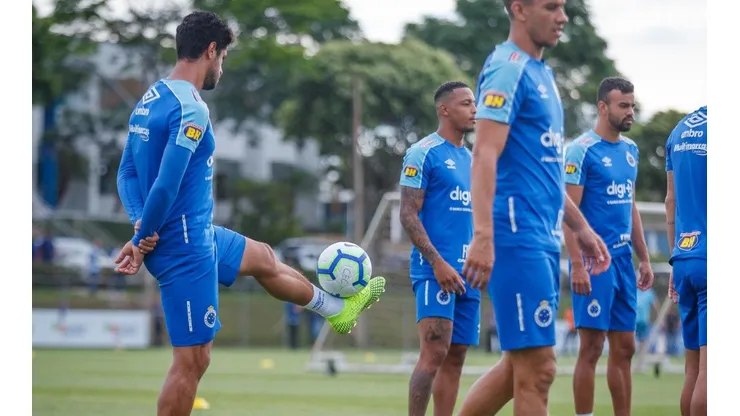 Medalhão volta aos treinos no Cruzeiro após se recuperar da Covid-19