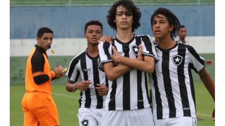 Matheus Nascimento assina 1° contrato no Botafogo e tem multa de respeito