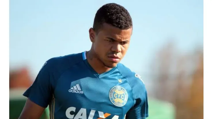Emprestado ao futebol turco, Yan Sasse tem futuro definido pelo Coritiba