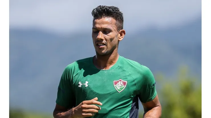 Henrique "sai do muro" sobre retorno do futebol