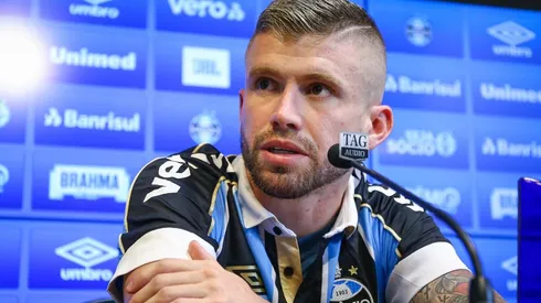 Após anúncio de saída de Caio Henrique, lateral continua em Porto Alegre