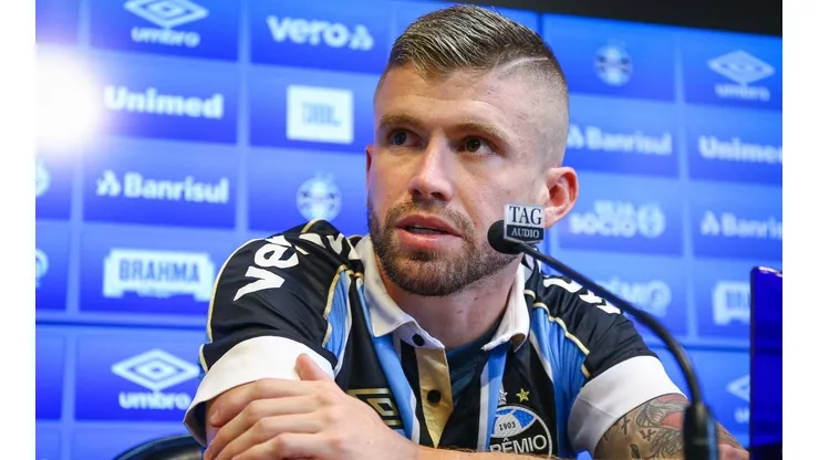Após anúncio de saída de Caio Henrique, lateral continua em Porto Alegre