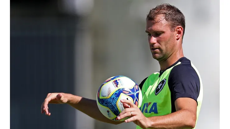 Joel Carli abre o jogo sobre permanência no futebol brasileiro