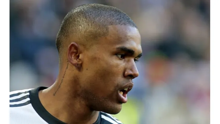 Chelsea e Juventus negociam troca milionária envolvendo Douglas Costa