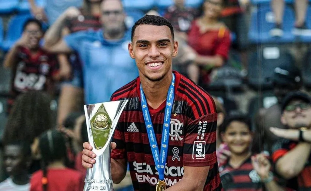 Matheuzinho com a camisa do Flamengo. Foto: Marcelo Cortes / Flamengo