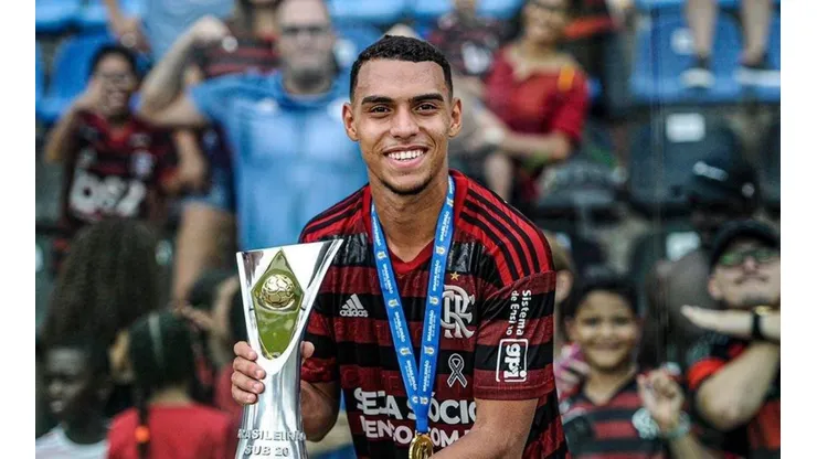 JJ convida Matheuzinho e mais 4 colegas para treinos no Flamengo