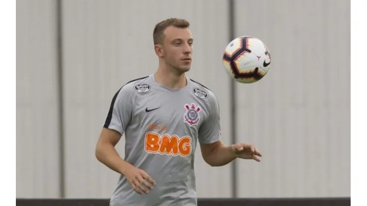 Além de Carlos Augusto, Corinthians pode negociar mais três jogadores