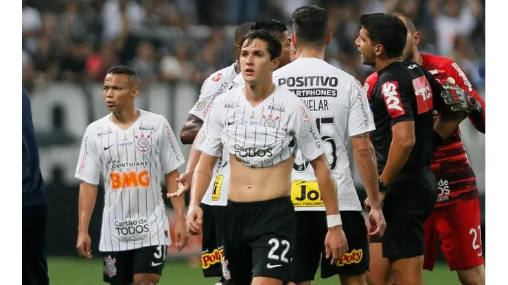 Elenco do Corinthians pressiona diretoria por salários atrasados
