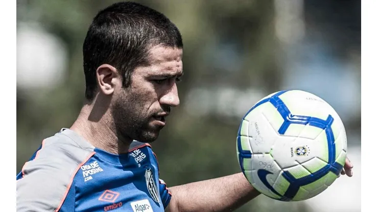 Santos quebra o silêncio e define situação do meia Evandro