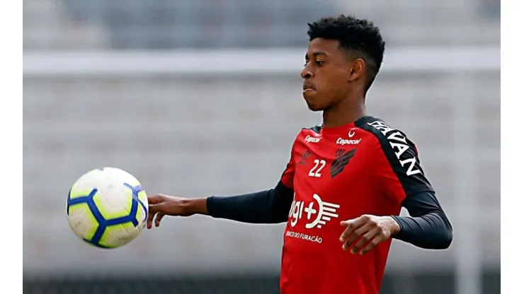 Com Bambu de saída, Athletico confirma "reforço" na zaga