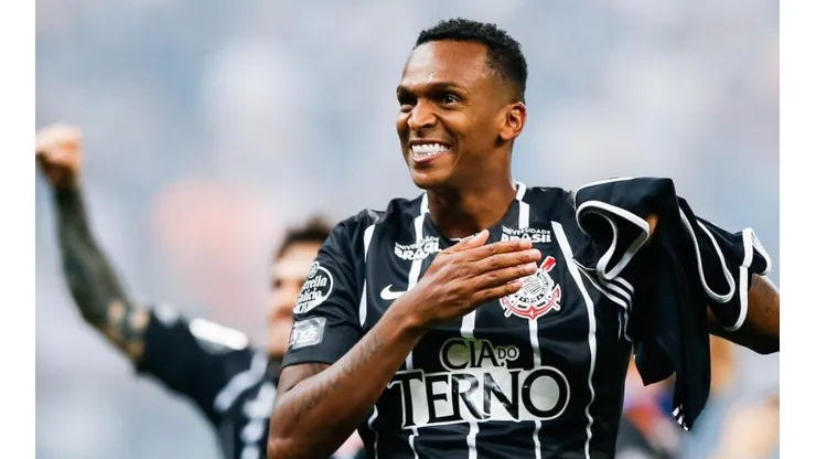Jô define contrato, luvas e salário no Corinthians