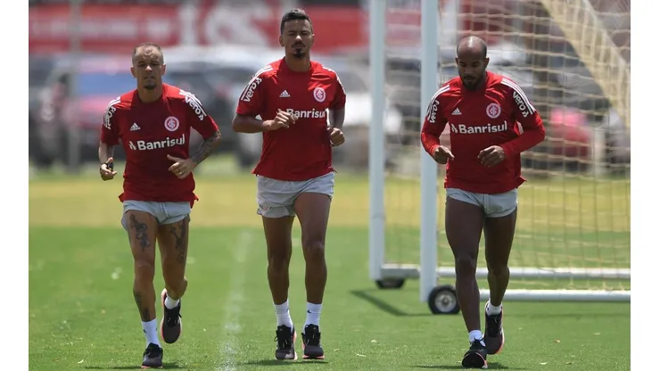 Meia do Inter é denunciado por vizinhos e "fura" quarentena