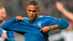 Douglas Costa é usado como referência pelo jovem.