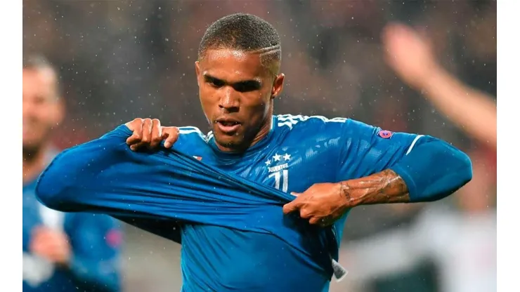 Douglas Costa é usado como referência pelo jovem.
