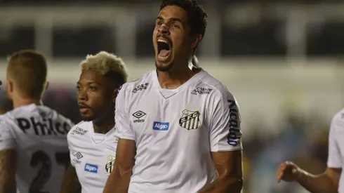 Lucas Veríssimo comemorando gol pelo Santos