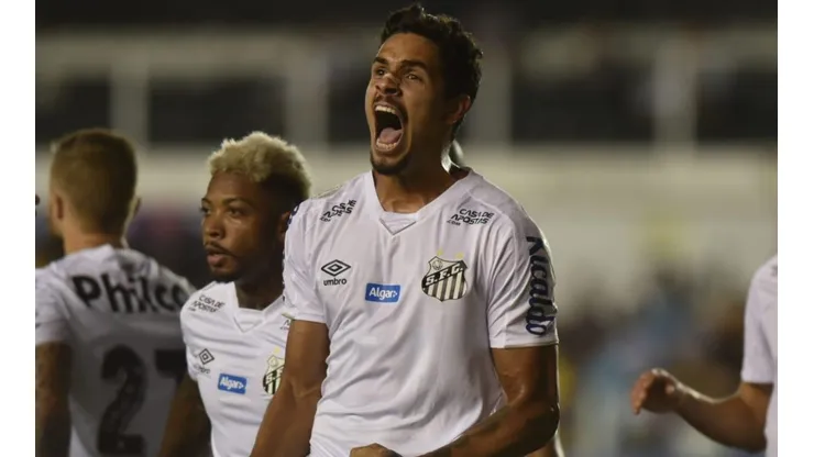 Lucas Veríssimo comemorando gol pelo Santos
