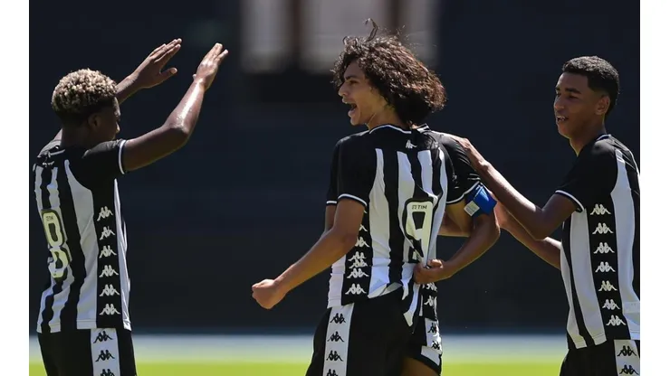 Joia do Botafogo bate o martelo sobre futuro no clube
