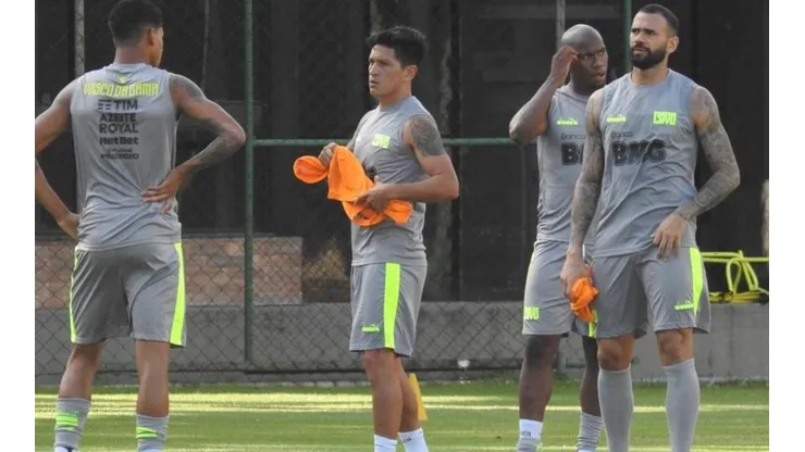 Casos da Covid-19 no Vasco fazem medalhão se posicionar sobre treinos