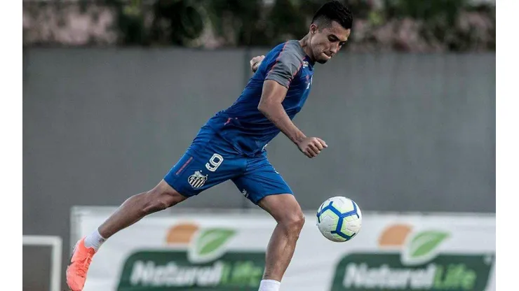 Peres encaminha futuro de Uribe no Santos