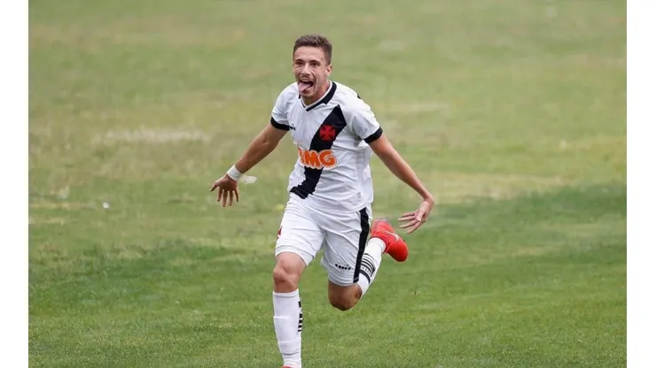 Vasco renova contrato de Caio Lopes e mais um destaque do Sub-20