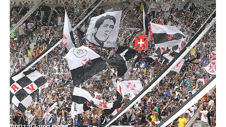 Torcida apaixonada faz Vasco quitar parte de salários atrasados no clube
