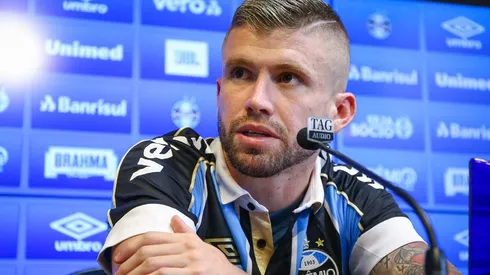 Caio Henrique confirma saída do Grêmio, mas 'cutuca' rival Inter