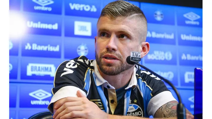 Caio Henrique confirma saída do Grêmio, mas 'cutuca' rival Inter